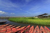 Vista panorâmica dos barcos no lago Rawa Pening, Semarang, Java Central, Indonésia — Fotografia de Stock