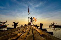 Silhouette eines Fischers, der auf einem Steg steht, Thailand — Stockfoto
