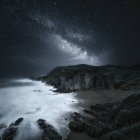 Vista panorámica de la Vía Láctea sobre la costa, Donegal Irlanda - foto de stock