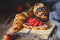 Croissants mit Schokoaufstrich und frischen Erdbeeren — Stockfoto