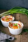 Запеченные яйца с помидорами, хлебом и скальонами — стоковое фото