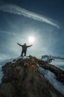 Homme debout sur le sommet de la montagne les bras tendus, chamonix, france — Photo de stock
