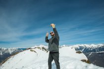Homme debout sur le sommet de la montagne prendre un selfie, chamonix, france — Photo de stock