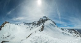 Vista panorâmica do pico da montanha nevada, montanhas do Cáucaso, Rússia — Fotografia de Stock
