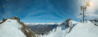 Vista panorâmica dos elevadores de esqui nas montanhas do Cáucaso, Rússia — Fotografia de Stock