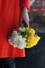 Donna che tiene mazzo di fiori fresia — Foto stock