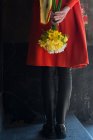 Mujer sosteniendo ramo de flores de freesia - foto de stock