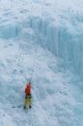 Hombre Escalada en hielo, Banff, Alberta, Canadá - foto de stock