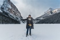 Woman throwing snow in the air, Lake Louise, Alberta, Canada — Stock Photo
