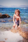 Хлопчик грає в морі, Ла - Ескала, Ґірона, Іспанія. — стокове фото