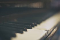 Крупный план клавиш фортепиано, размытая фокусировка — стоковое фото