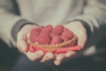 Woman holding Raspberry Tart — Stock Photo