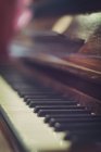 Крупный план клавиш фортепиано — стоковое фото