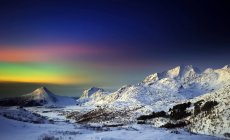 Vista panorámica de majestuosas auroras boreales, Justadtinden, Nordland, Noruega - foto de stock