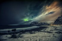 Vista panorámica de majestuosas auroras boreales, Utakleiv, Nordland, Noruega - foto de stock