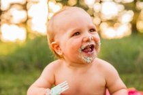 Портрет усміхненого хлопчика з тортом на обличчі — стокове фото