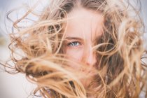 Retrato de uma menina com o cabelo varrido pelo vento — Fotografia de Stock