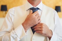 Man getting dressed for his wedding — Stock Photo