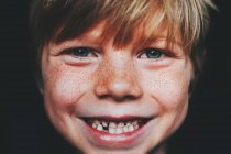 Retrato de un niño sonriente con dientes huecos - foto de stock