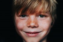 Портрет усміхненого хлопчика — стокове фото