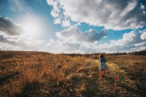 Mädchen rennt mit Drachen einen Hügel hinauf — Stockfoto
