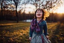 Porträt eines Mädchens, das an einem windigen Tag lacht — Stockfoto