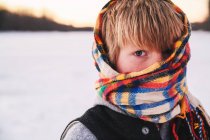 Хлопчик з шарфом, загорнутий навколо голови — стокове фото