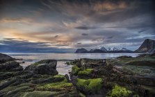 Vista panorámica de las montañas y el paisaje oceánico, Isla Flakstad, Lofoten, Nordland, Noruega - foto de stock