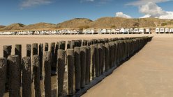 Groyne di legno e capanne sulla spiaggia, Koudekerke, Zelanda, Olanda — Foto stock