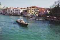 Barco navegando ao longo do Grande Canal, Veneza, Itália — Fotografia de Stock