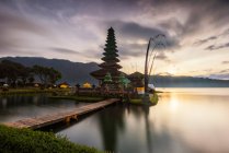 Pura фоні тропічних пейзажів поблизу danu beratan, Балі, Індонезія — стокове фото