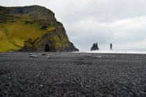 Falaises de Reynisdrangur et plage de sable noir, Myrdalshreppur, Islande — Photo de stock