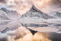 Vue panoramique sur le paysage montagneux, Fredvang, Flakstad, Nordland, Norvège — Photo de stock