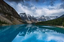 Vista panorámica del lago Moraine, Banff, Alberta, Canadá - foto de stock