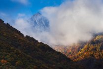 Vue panoramique sur les montagnes à travers les nuages, Suisse — Photo de stock