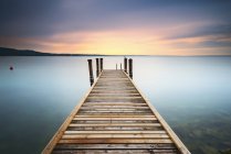 Vista panoramica sul molo di legno, Lago di Garda, Italia — Foto stock