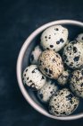 Верхний вид перепелиных яиц в миске — стоковое фото