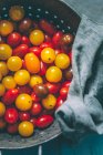 Вишневі помідори в друшляку, вид крупним планом — стокове фото