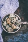 Верхний вид перепелиных яиц в чашке — стоковое фото