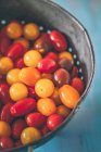 Vista de close-up de tomates cereja em um escorredor — Fotografia de Stock