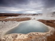 Vista panorámica de las aguas termales geotérmicas, Haukadalur, Islandia - foto de stock