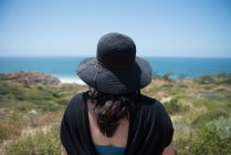 Vista trasera de una mujer que mira a la playa, La Jolla, California, América, Estados Unidos - foto de stock