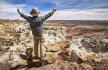 Hiker standing on mountaintop with arms outstretched, Grand Staircase-Escalante National Monument, Utah, America, USA — Stock Photo