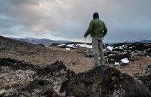 Escursionista in piedi sulle colline vulcaniche, Sierra Nevada Mountains, Inyo National Forest, California, America, USA — Foto stock
