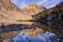 Malerischen Blick auf Split Mountain spiegelt sich in roten See, inyo National Forest, Kalifornien, Amerika, USA — Stockfoto