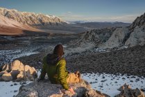 Escursionista guardando Wheeler Ridge a Sunrise, Inyo National Forest, California, America, Stati Uniti — Foto stock