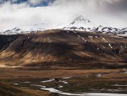Malerische Aussicht auf schneebedeckte Berge im Frühling, Island — Stockfoto