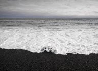Vista panorámica de la playa de arena negra, Djupalonssandur, Islandia - foto de stock