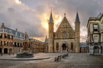 Sunrise with the Ridderzaal (Hall of Knights) in Binnenhof, The Hague, Netherland — Stock Photo