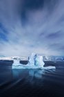 Vista panorâmica dos icebergs, Deception Bay, Antártida — Fotografia de Stock